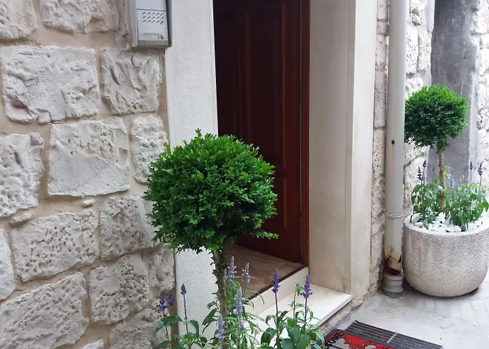 季德罗别墅 3* 特罗吉尔